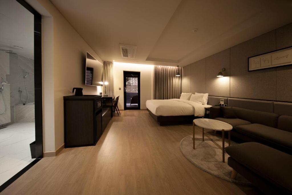Hound Hotel Yeonsan Busan Exteriör bild