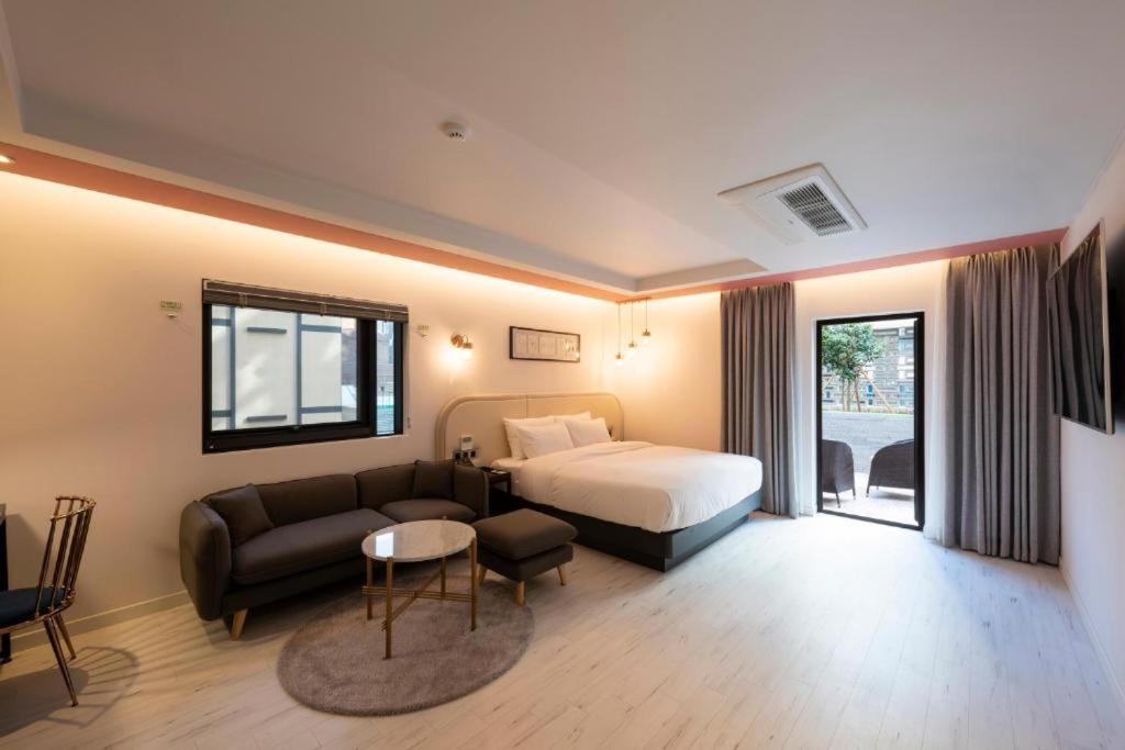 Hound Hotel Yeonsan Busan Exteriör bild