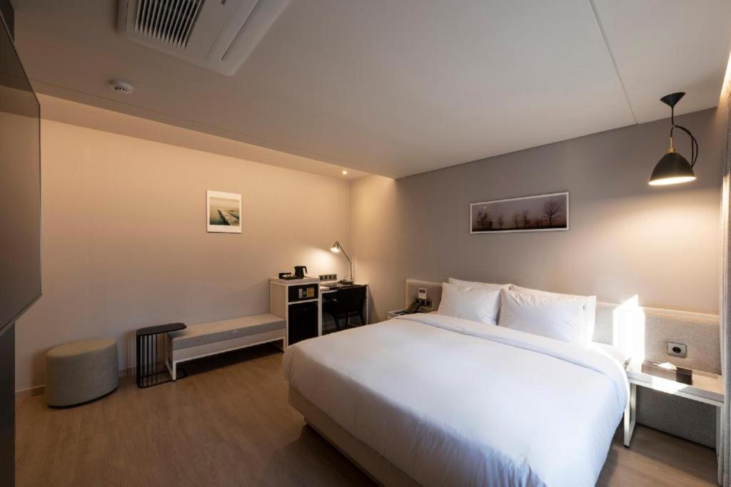 Hound Hotel Yeonsan Busan Exteriör bild