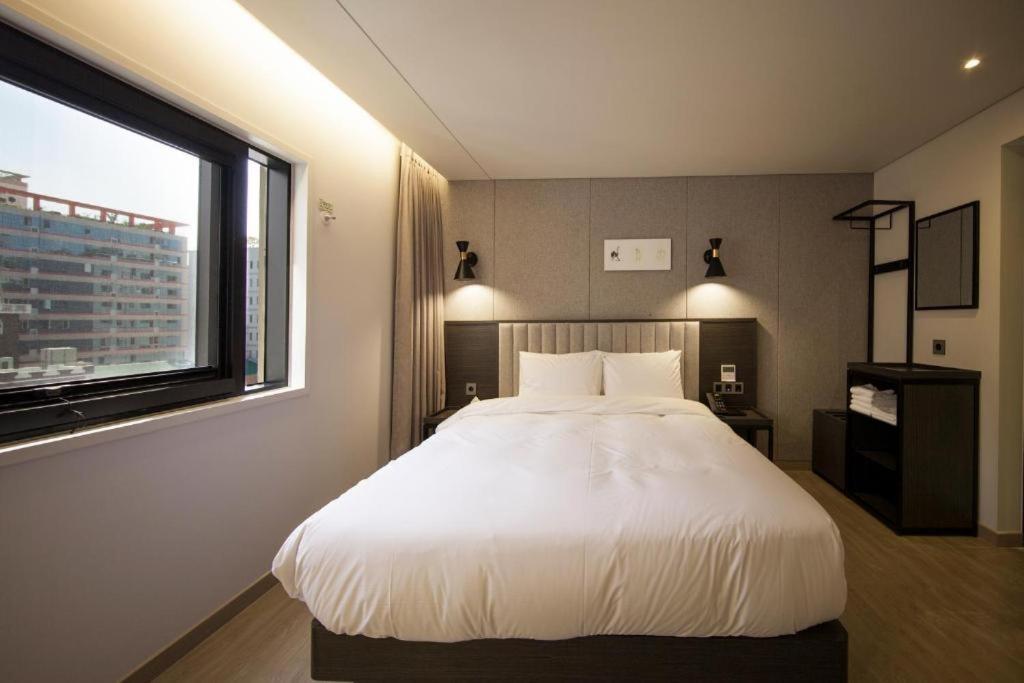 Hound Hotel Yeonsan Busan Exteriör bild